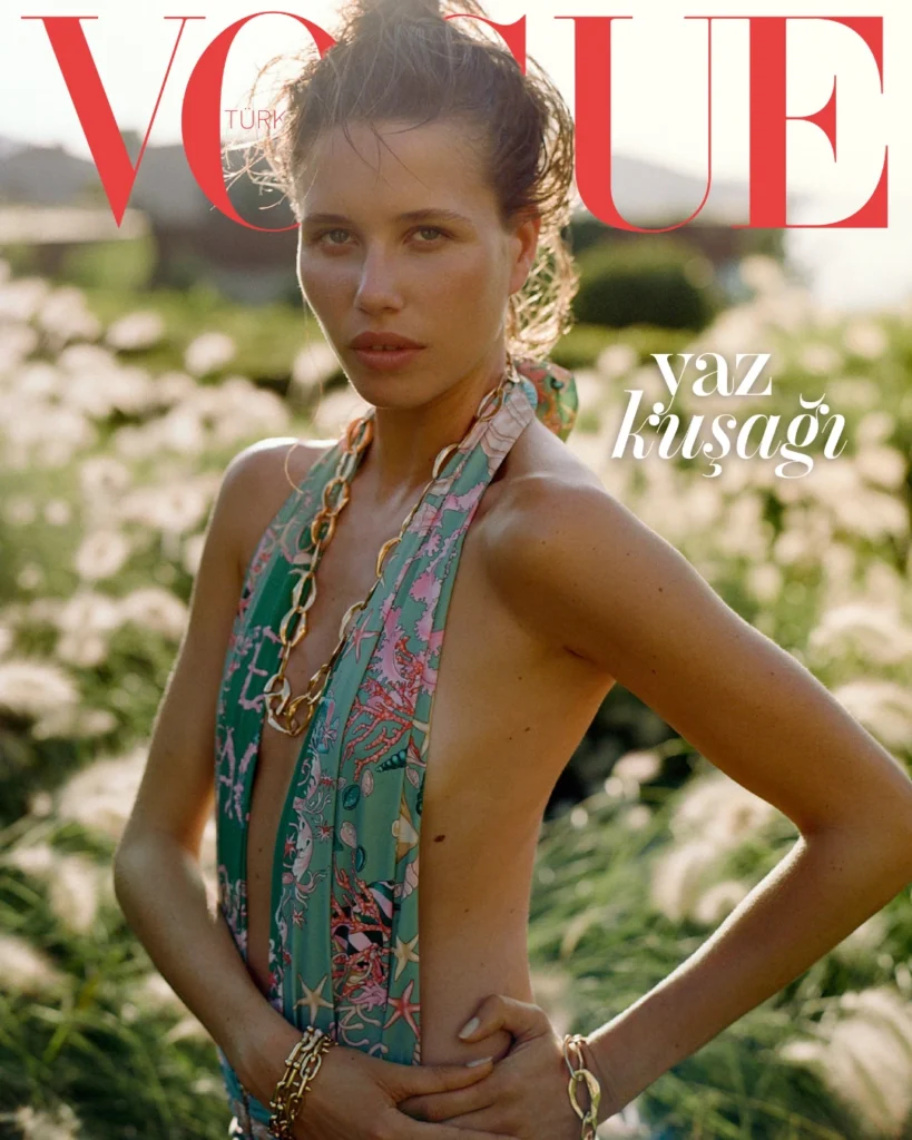 Vogue Türkiye yaz kapağında yaz kuşağı temalı doğal görünümlü kadın portresi